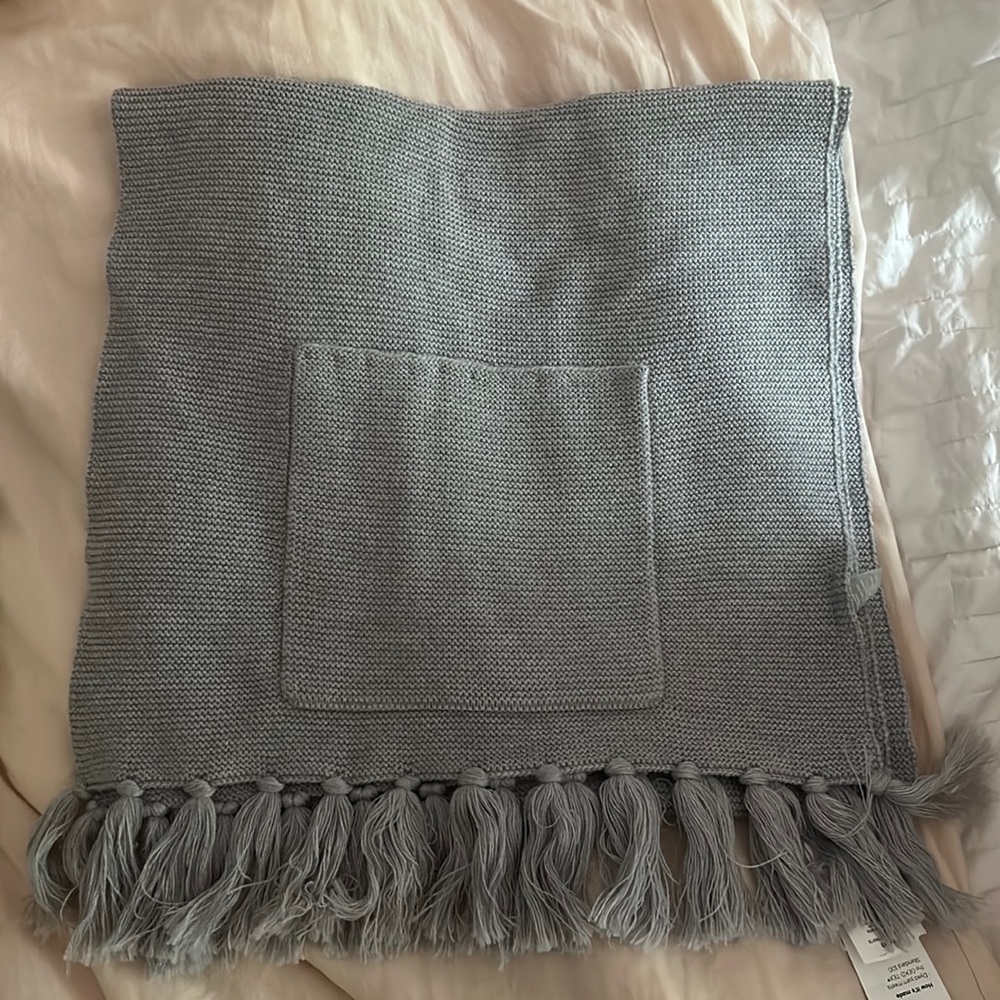 Blanket wrap with pockets